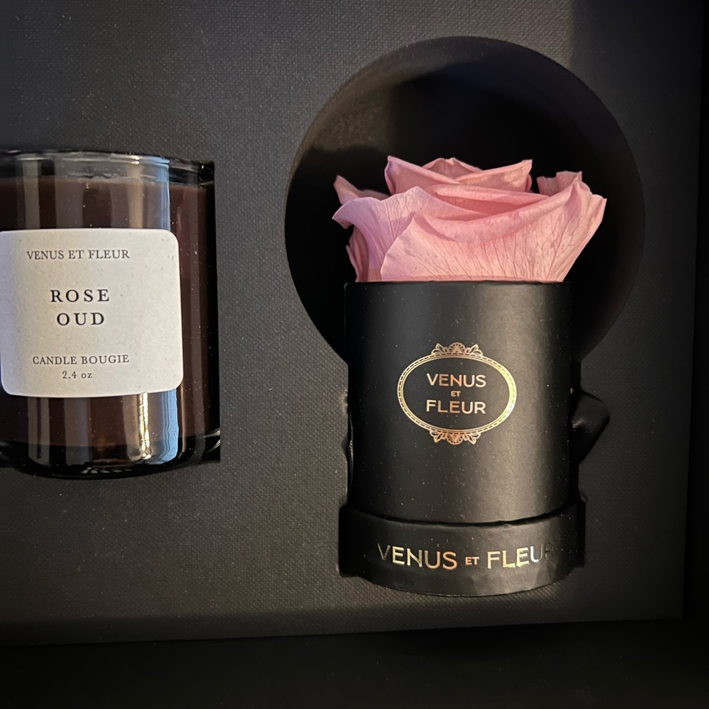 New unopened Venus et Fleur Pink Rose Candle Set with bag - Picture 5 of 6